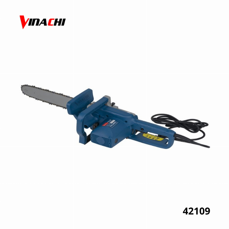 Hình ảnh cận cảnh bàn tay sử dụng giũa và dưỡng mài để mài sắc xích máy cưa xích trên lam